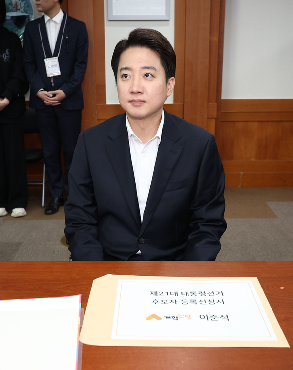 개혁신당 이준석 대선후보가 10일 경기도 과천 중앙선거관리위원회에서 제21대 대통령선거 후보 등록을 하고 있다. 2025.5.10/연합뉴스