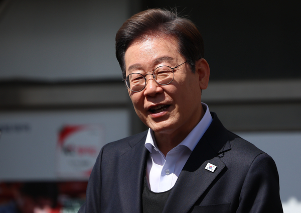 영남 신라벨트 골목골목 경청투어에 나선 더불어민주당 이재명 대선 후보가 10일 경남 창녕군 창녕공설시장을 찾아 즉흥 연설을 하고 있다. 2025.5.10/연합뉴스