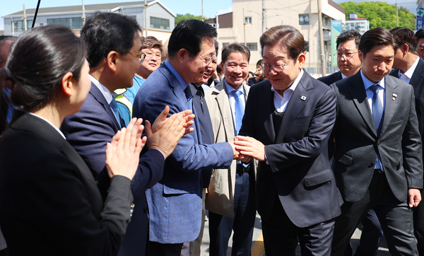 영남 신라벨트 골목골목 경청투어에 나선 더불어민주당 이재명 대선 후보가 10일 경남 창녕군 창녕공설시장에 도착한 뒤 민홍철 의원 등과 인사하고 있다. 2025.5.10/연합뉴스