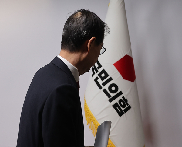 한덕수 대선 예비후보가 10일 서울 여의도 국민의힘 중앙당사에서 긴급 기자회견을 마친 뒤 이동하고 있다. 2025.5.10 /연합뉴스
