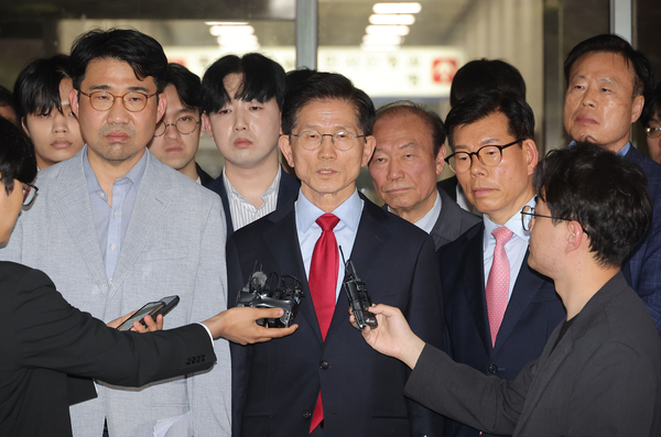 국민의힘 김문수 대선 후보가 10일 서울 양천구 서울남부지방법원에서 열린 당의 후보 선출 취소 가처분신청 사건 심문 기일에 출석한 뒤 법정을 나서며 발언하고 있다. 2025.5.10 /연합뉴스