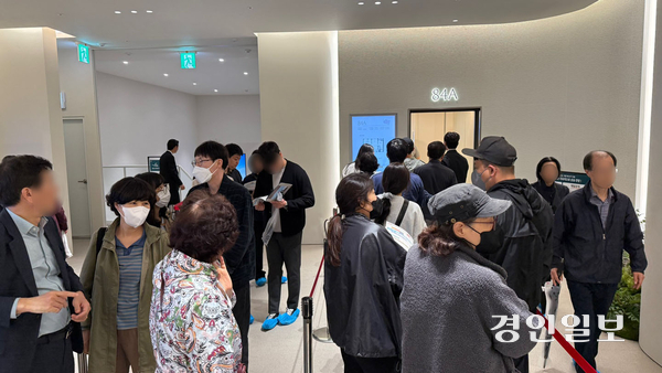 동탄 포레파크 자연앤 푸르지오 유니트 앞에 관람객들이 줄지어 서있다. 2025.5.9 /윤혜경기자 hyegyung@kyeongin.com