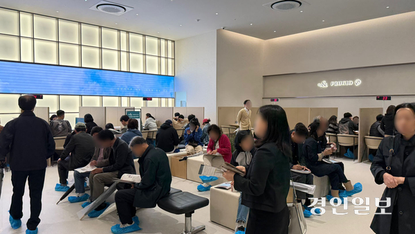 동탄 포레파크 자연앤 푸르지오 견본주택 내부. 청약 관련 상담을 받으려는 이들이 대기하고 있다. 2025.5.9 /윤혜경기자 hyegyung@kyeongin.com