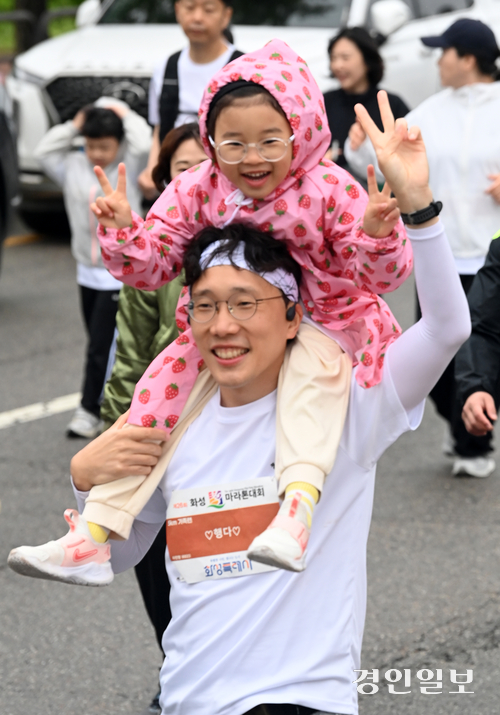 지난 10일 화성종합경기타운 일원에서 열린 ‘제26회 화성효마라톤대회’는 1만여 명의 달림이들이 참가한 가운데 성황리에 폐막했다. 사진은 궂은 날씨에도 불구하고 해맑은 표정으로 코스를 따라 달리는 여러 참가자들. 2025.5.10 /취재팀