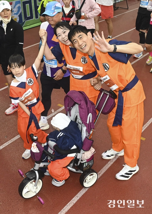 지난 10일 화성종합경기타운 일원에서 열린 ‘제26회 화성효마라톤대회’는 1만여 명의 달림이들이 참가한 가운데 성황리에 폐막했다. 사진은 궂은 날씨에도 불구하고 해맑은 표정으로 코스를 따라 달리는 여러 참가자들. 2025.5.10 /취재팀