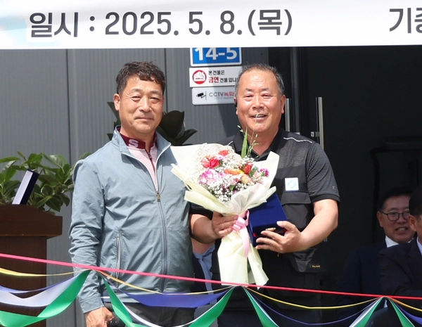 준공식에서 김학주 이장이 변우석 가남햇빛협동조합 대표에게 꽃다발과 감사패를 전달하며, 태양광 발전사업 수익의 지역 환원과 마을 복지 실현의 의미를 함께 나누고 있다. 2025.5.8 / 여주시 제공