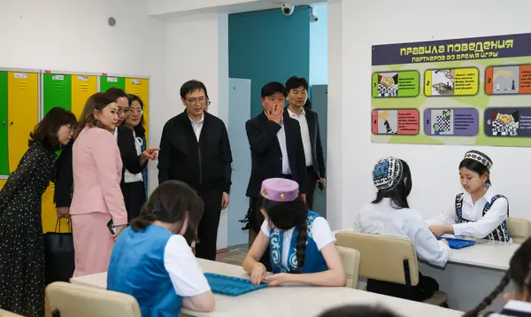 지난달 카자흐스탄을 방문한 임태희 경기도교육감이 카자흐스탄 학교를 둘러보고 있다. /경기도교육청 제공