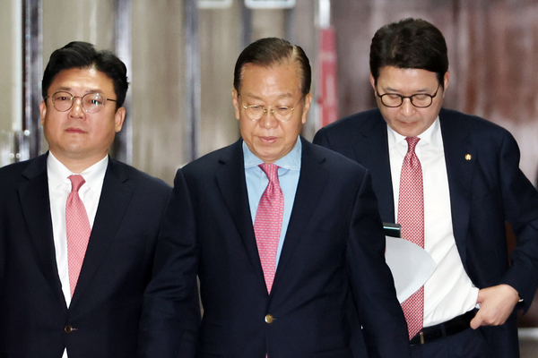 국민의힘 권영세 비상대책위원장이 10일 서울 여의도 국회에서 사상 초유의 대선 후보 교체에 대한 입장을 밝히기 위해 기자회견 장소로 이동하고 있다. 2025.5.10 /연합뉴스