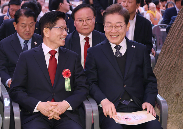 더불어민주당 이재명 대선 후보(오른쪽)와 국민의힘 김문수 대선 후보가 5일 서울 종로구 조계사에서 열린 불기 2569년 부처님오신날 봉축법요식에 참석해 대화하고 있다. 2025.5.5 /연합뉴스