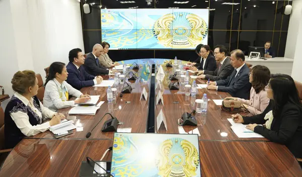 임태희 경기도교육감이 국제교류협력을 위해 지난달 카자흐스탄을 방문해 관계자들을 만나고 있다. /경기도교육청 제공