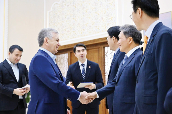 인천국제공항공사 이학재 사장이 최근 우즈베키스탄 미르지요예프 대통령과 만나 인천공항공사가 우선협상대상자로 선정된 우르겐치공항 개발사업에 대해 논의하고 있다. /인천국제공항공사 제공