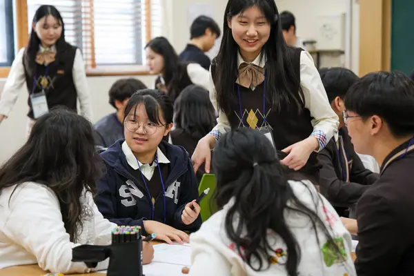 지난달 14일 성남외국어고등학교에서 성남외고 학생들과 미국 뉴욕의 BSGE 소속 학생들이 같이 수업을 받고 있다. /경기도교육청 제공