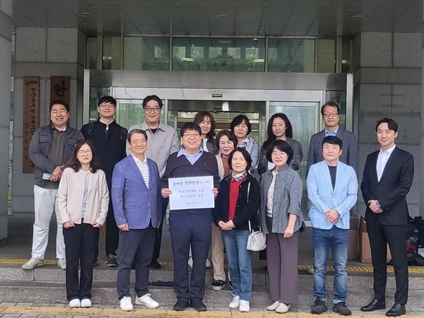 안양 평촌 꿈마을 민백블록 더퍼스트드림 재건축추진준비위원회 오상훈 위원장과 주민대표들이 지난 9일 안양시에 ‘노후계획도시 정비 및 지원에 관한 특별법’에 따른 예비사업자 지정 신청을 접수하기에 앞서 기념촬영을 하고 있다. 2025.5.9 /민백블록 더퍼스트드림 재건축추진준비위원회 제공