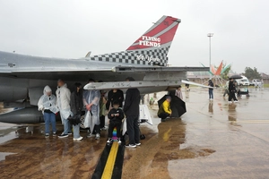 빗속에 바들바들… 날씨 못 이긴 ‘美공군 에어쇼’