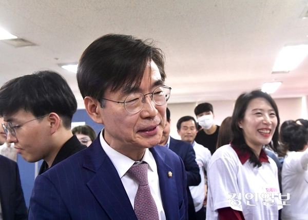 한동훈 대선 경선 후보 선대위원장을 맡은 조경태 의원이 캠프 관계자들과 대화하고 있다. 2025.4.29 /김우성기자 wskim@kyeongin.com