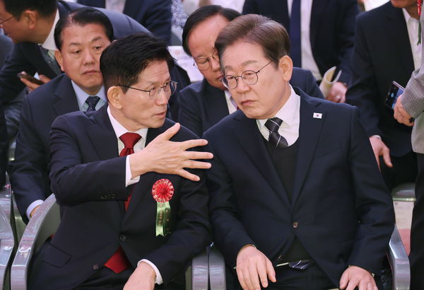 더불어민주당 이재명 대선 후보(오른쪽)와 국민의힘 김문수 대선 후보가 5일 서울 종로구 조계사에서 열린 불기 2569년 부처님오신날 봉축법요식에 참석해 대화하고 있다. 2025.5.5 /연합뉴스