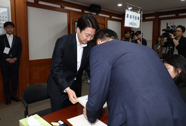 개혁신당 이준석 대선 후보가 10일 경기도 과천 중앙선거관리위원회에서 제21대 대통령선거 후보 등록을 하고 있다. 2025.5.10 /연합뉴스