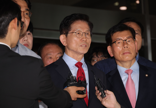 국민의힘 김문수 대선 후보가 10일 서울 양천구 서울남부지방법원에서 열린 당의 후보 선출 취소 가처분신청 사건 심문 기일에 출석한 뒤 법정을 나서며 발언하고 있다. 2025.5.10
/연합뉴스