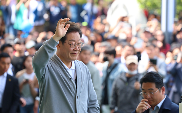 남도문화벨트 골목골목 경청투어에 나선 더불어민주당 이재명 대선 후보가 11일 전남 해남군 해남읍 군민광장을 방문해 연설에 앞서 지지자들에게 인사를 하고 있다. 2025.5.11 /연합뉴스