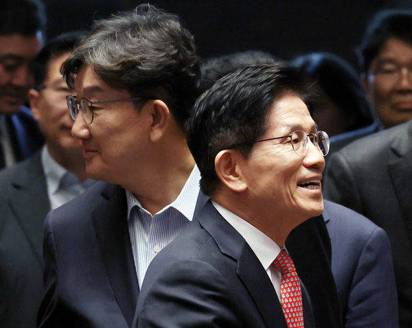 국민의힘 김문수 대선 후보와 권성동 원내대표가 11일 서울 여의도 국회에서 열린 의원총회에 참석하고 있다. 2025.5.11 /연합뉴스