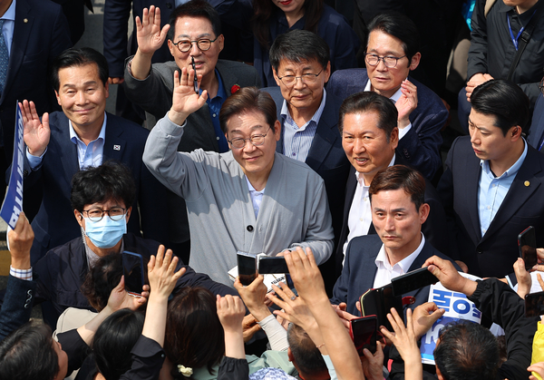 남도문화벨트 골목골목 경청투어에 나선 더불어민주당 이재명 대선 후보가 11일 전남 영암군 학산면 독천낙지거리를 찾아 지지자들에게 인사하고 있다. 2025.5.11 /연합뉴스