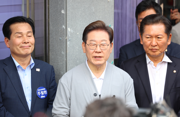 남도문화벨트 골목골목 경청투어에 나선 더불어민주당 이재명 대선 후보가 11일 전남 영암군 학산면 독천낙지거리에서 일정을 마친 뒤 취재진을 상대로 백브리핑을 하고 있다. 2025.5.11/연합뉴스