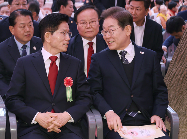 더불어민주당 이재명 대선 후보(오른쪽)와 국민의힘 김문수 대선 후보가 5일 서울 종로구 조계사에서 열린 불기 2569년 부처님오신날 봉축법요식에 참석해 대화하고 있다. 2025.5.5 /연합뉴스
