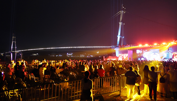 남한강 출렁다리 콘서트 현장. 화려한 조명과 무대에서 다양한 세대가 어우러져 축제의 밤을 즐기고 있다. 2025.5.11 /여주시 제공