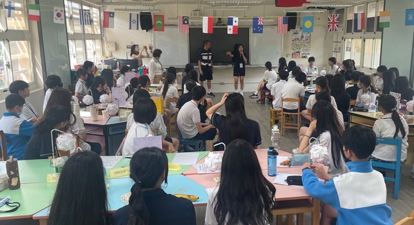 이매중학교 학생들이 대만 타이베이에 위치한 Minsheng Junior High School을 방문해 수업 중심의 국제교류 활동 및 문화체험형 현장학습을 하고 있다. /성남교육지원청 제공