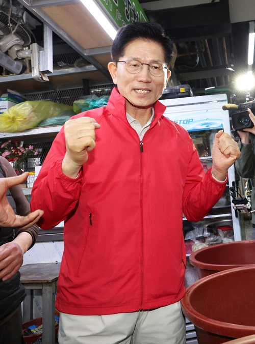 제21대 대통령 선출을 위한 공식 선거운동이 시작된 12일 국민의힘 김문수 후보가 서울 송파구 가락시장에서 유세에 나서 지지를 호소하고 있다. 2025.5.12 /연합뉴스