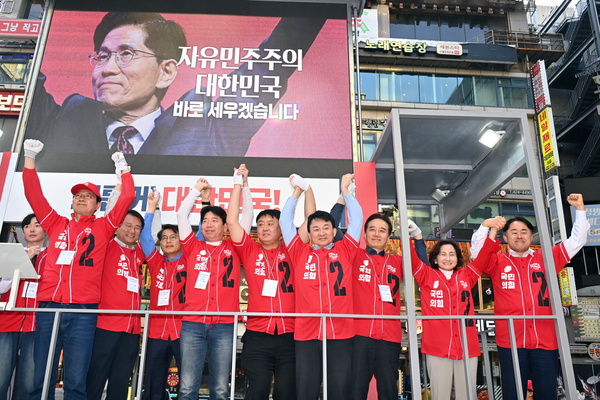 12일 오후 6시 인천 남동구 구월동 로데오거리에서 열린 국민의힘 인천시당 선거대책위원회 출정식 현장. 2025.5.12 /김용국기자 yong@kyeongin.com