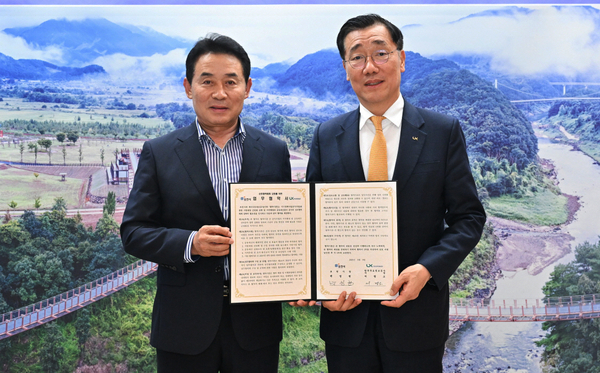 백영현 포천시장(왼쪽)과 어명소 한국국토정보공사 사장이 공유재산의 체계적 관리를 위한 업무협약을 체결하고 있다. 2025.5.12 /포천시 제공