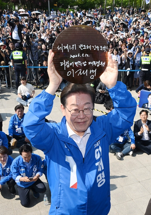 제21대 대통령 선출을 위한 공식 선거운동이 시작된 12일 더불어민주당 이재명 후보가 화성시 동탄센트럴파크에서 유세에 나서 지지를 호소하고 있다. 2025.5.12 /이지훈기자 jhlee@kyeongin.com