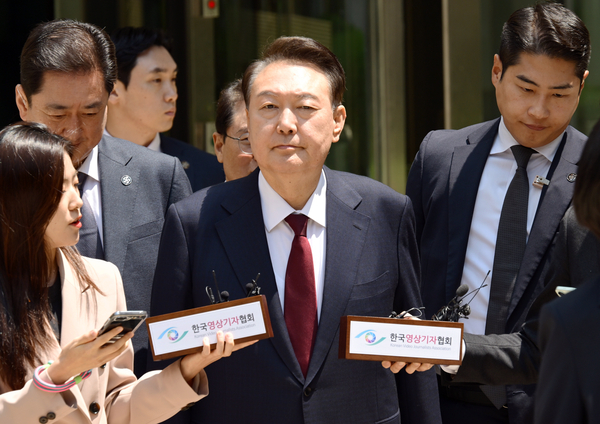 윤석열 전 대통령이 12일 서울 서초구 중앙지방법원에서 열린 내란 우두머리 혐의, 직권남용 권리행사방해 혐의 사건 3차 공판에서 오전 공판을 마친 후 취재진의 질문을 받으며 이동하고 있다. 윤 전 대통령은 이날 처음으로 법원 지상으로 걸어 출석했으나 포토라인에 멈춰 서지 않은 채 말없이 법정으로 직행했다. 2025.5.12 /사진공동취재단