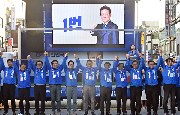 12일 오후 6시 인천 부평구 부평동 금강제화 앞에서 열린 더불어민주당 인천시당 선거대책위원회 출정식 현장. 2025.5.12 /조재현기자 jhc@kyeongin.com