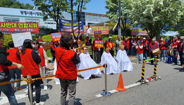 광명시흥공공주택지구 주민대책위원회가 12일 LH 광명시흥사업본부 정문 앞에서 보상지연 결사반대 연합시위를 열고 즉각적인 토지 보상 등을 촉구했다. 2025.5.12 /주민대책위 제공