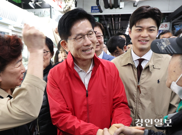 제21대 대통령 선거 공식 선거운동 첫날인 12일 국민의힘 김문수 대선 후보와 김용태 신임 비대위원장이 서울 송파구 가락시장을 찾아 상인들과 인사하고 있다. 2025.5.12 /연합뉴스