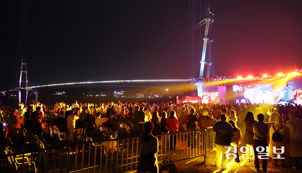 남한강 출렁다리 콘서트 현장. 화려한 조명과 무대에서 다양한 세대가 어우러져 축제의 밤을 즐기고 있다. 2025.5.11 /여주시 제공