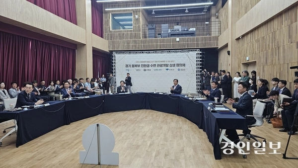 12일 남양주시 경기시청자미디어센터에서 가평, 광주, 구리, 남양주, 양평, 하남시 등 6개 시·군 단체장이 참석한 가운데 (가칭)‘경기 동북부 수변 관광개발 협의체’ 출범식이 열렸다. 2025.5.12 남양주/이종우기자 ljw@kyeongin.com