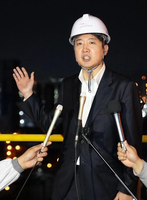 제21대 대통령 선출을 위한 공식 선거운동이 시작된 12일 개혁신당 이준석 후보가 전남 여수 국가산업단지에서 유세에 나서 지지를 호소하고 있다. 2025.5.12 /연합뉴스