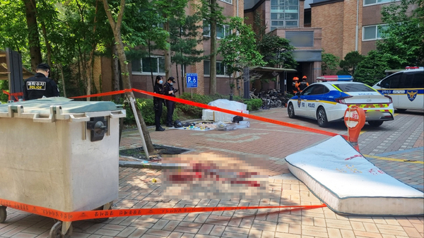12일 오전 화성시 동탄신도시의 한 아파트에서 30대 남성이 사실혼 관계의 여성을 살해한 뒤 자살하는 사건이 발생해 경찰이 조사중이다. 사진은 사건 발생 현장. 2025.5.12 /독자 제공