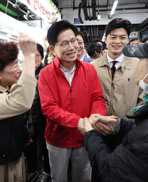 제21대 대통령 선거 공식 선거운동 첫날인 12일 국민의힘 김문수 대선 후보가 새 비상대책위원장으로 발탁한 김용태 의원과 함께 서울 송파구 가락시장을 찾아 상인들과 인사하고 있다. 2025.5.12 /연합뉴스