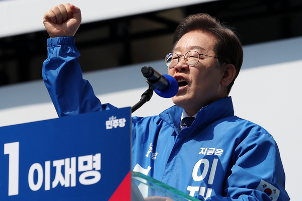 더불어민주당 이재명 대선 후보가 6·3 대통령선거 공식 선거운동 첫날인 12일 서울 광화문 청계광장에서 열린 중앙선대위 출정식 및 첫 유세에서 시민들에게 지지를 호소하고 있다. 2025.5.12 /연합뉴스