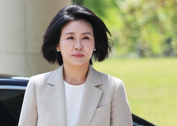 공직선거법 위반 혐의로 기소돼 1심에서 벌금형을 선고받은 더불어민주당 이재명 대선후보 배우자 김혜경 씨가 12일 경기도 수원시 영통구 수원고등법원에서 열린 항소심 선고공판에 출석하고 있다. 김씨는 이재명 대선후보가 경기도지사이던 2021년 8월 2일 서울 모 식당에서 민주당 전·현직 국회의원 배우자 3명, 자신의 운전기사와 수행원 등 모두 6명에게 경기도 법인카드로 10만4천원 상당의 식사를 제공한 혐의로 지난해 2월 14일 불구속 기소돼 1심에서 벌금 150만원을 선고받았다. 2025.5.12 /연합뉴스