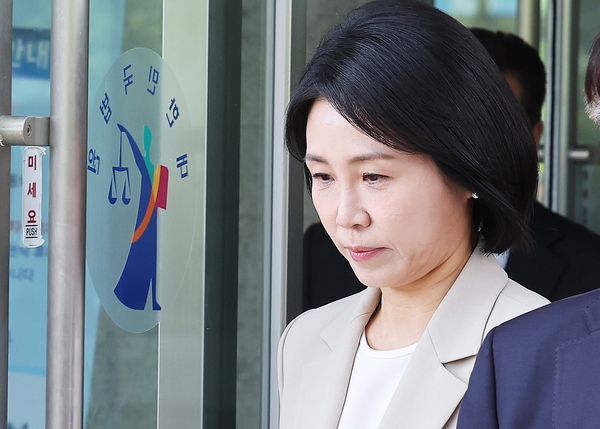 공직선거법 위반 혐의로 기소돼 1심에서 벌금형을 선고받은 더불어민주당 이재명 대선후보 배우자 김혜경 씨가 12일 경기도 수원시 영통구 수원고등법원에서 열린 항소심 선고공판을 마치고 나오고 있다. 수원고법 형사3부(김종기 고법판사)는 12일 김씨의 공직선거법 위반(기부행위) 혐의 항소심 선고 공판에서 피고인과 검사가 제기한 항소를 모두 기각하고 원심 판결을 그대로 유지했다. 1심은 김씨에게 벌금 150만원을 선고했다. 2025.5.12 /연합뉴스