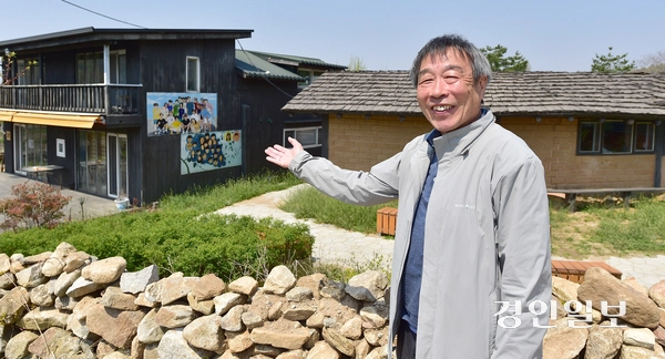 천용욱 산마을고등학교 이사장은 지난 2005년부터 20여년 째 이사장직을 맡고 있다. 이번이 마지막 임기라는 그는 “아이들이 재밌게 지내면서도 앞으로 살아갈 날에 바탕이 되는 경험을 쌓았으면 한다”고 했다. 사진/조재현기자 jhc@kyeongin.com