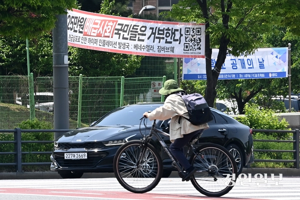 제21대 대통령선거를 앞둔 가운데 13일 오전 수원시의 한 거리에 증명되지 않은 내용의 정치 현수막이 내걸려 있어 시민들의 눈살을 찌푸리게 하고 있다. 2025.5.13 /최은성기자 ces7198@kyeongin.com