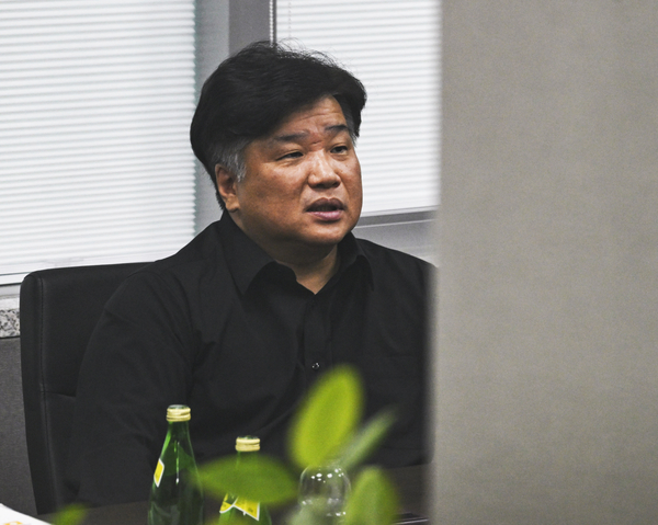 직원을 향한 성희롱 발언 의혹으로 논란의 중심에 선 양우식 경기도의원이 13일 오전 경기도의회 한 사무실에서 관계자와 대화하고 있다. 2025.5.13 /이지훈기자 jhlee@kyeongin.com