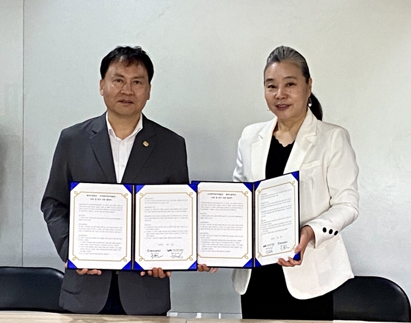 8일 이준호(왼쪽) 평내고등학교 교장, 한국희 우석헌자연사박물관장이 ‘교육 및 연구 교류’를 위한 협약서를 체결했다. 2025.5.8 /우석헌자연사박물관 제공