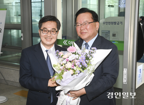 김부겸 전 국무총리가 13일 오전 경기도청을 방문해 김동연 경기도지사와 회동하고 있다. 2025.5.13 /이지훈기자 jhlee@kyeongin.com